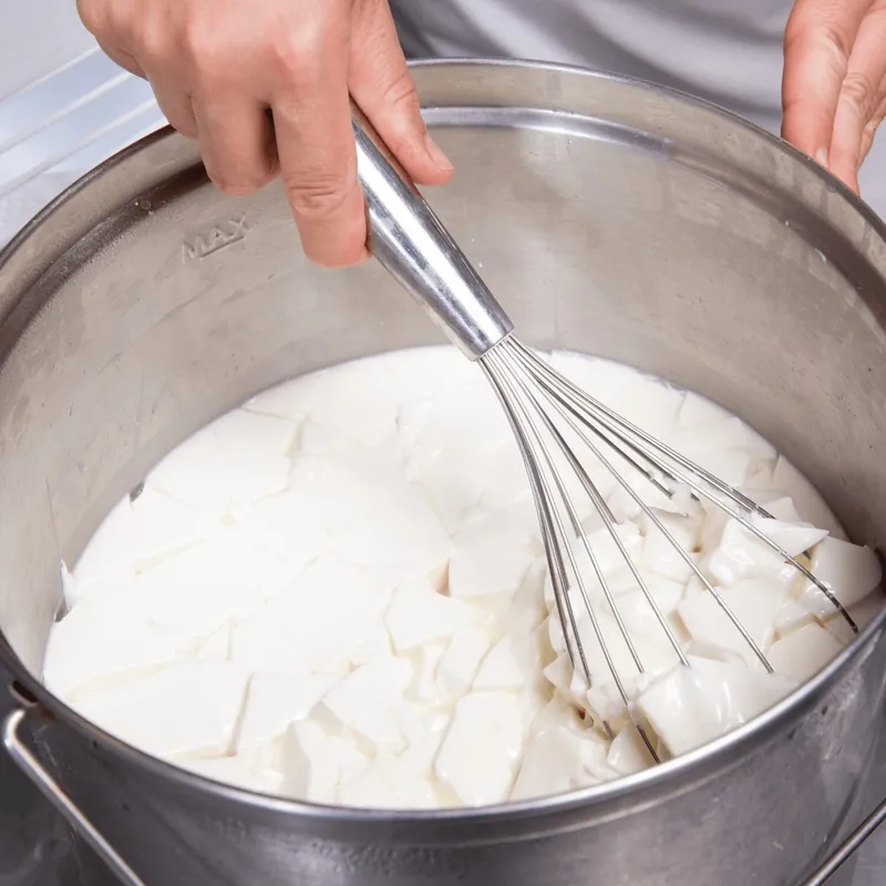 Gesneden wrongel in de pan